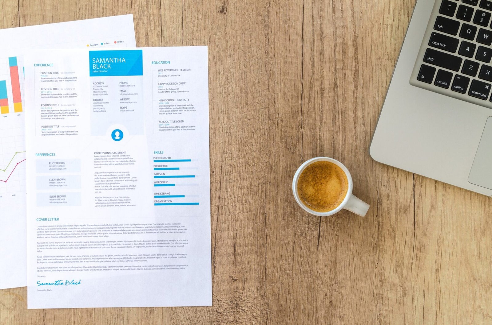 cv posé sur un bureau avec une tasse de café et un ordinateur