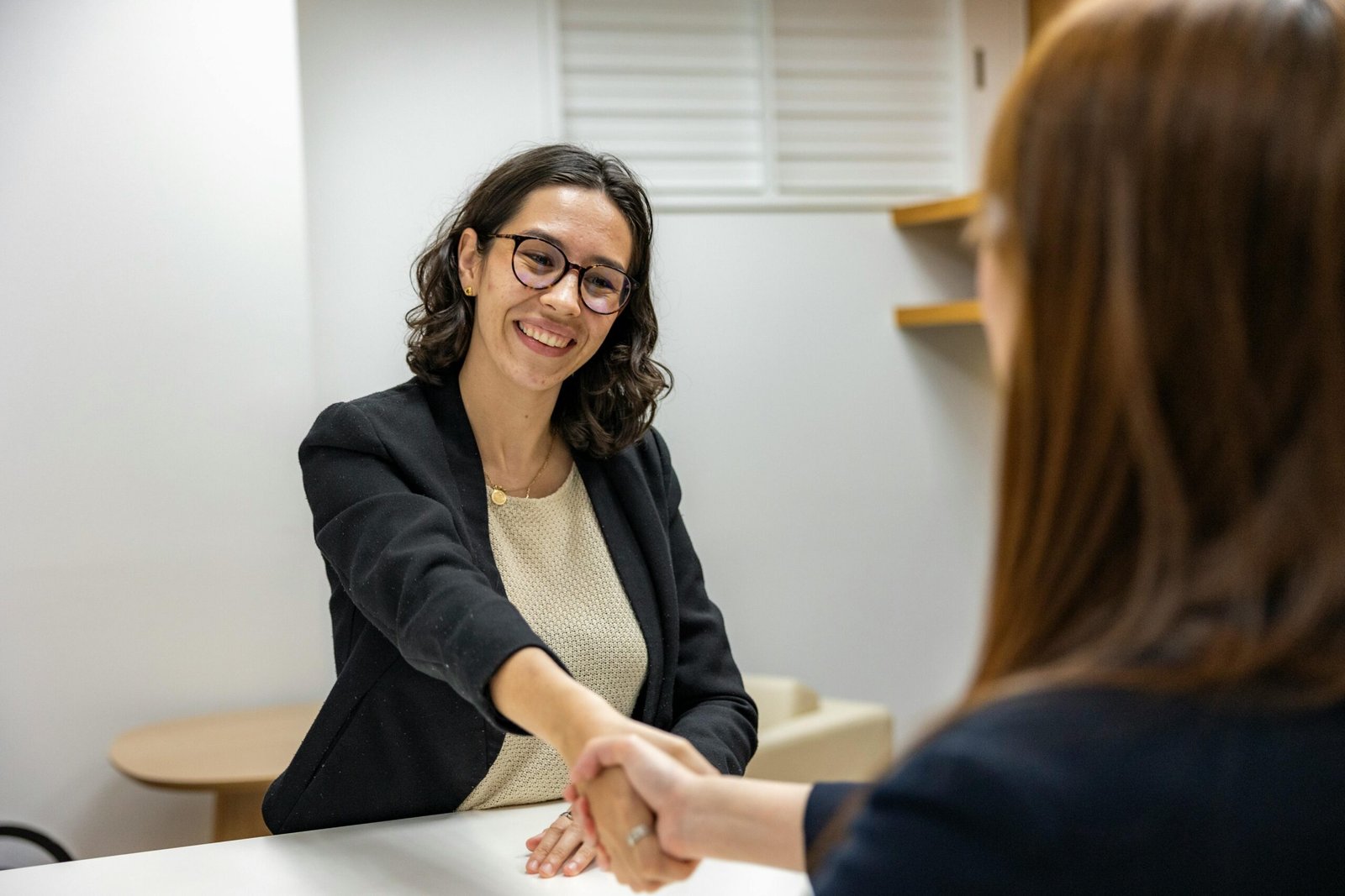 recruteuse qui reçoit un candidat