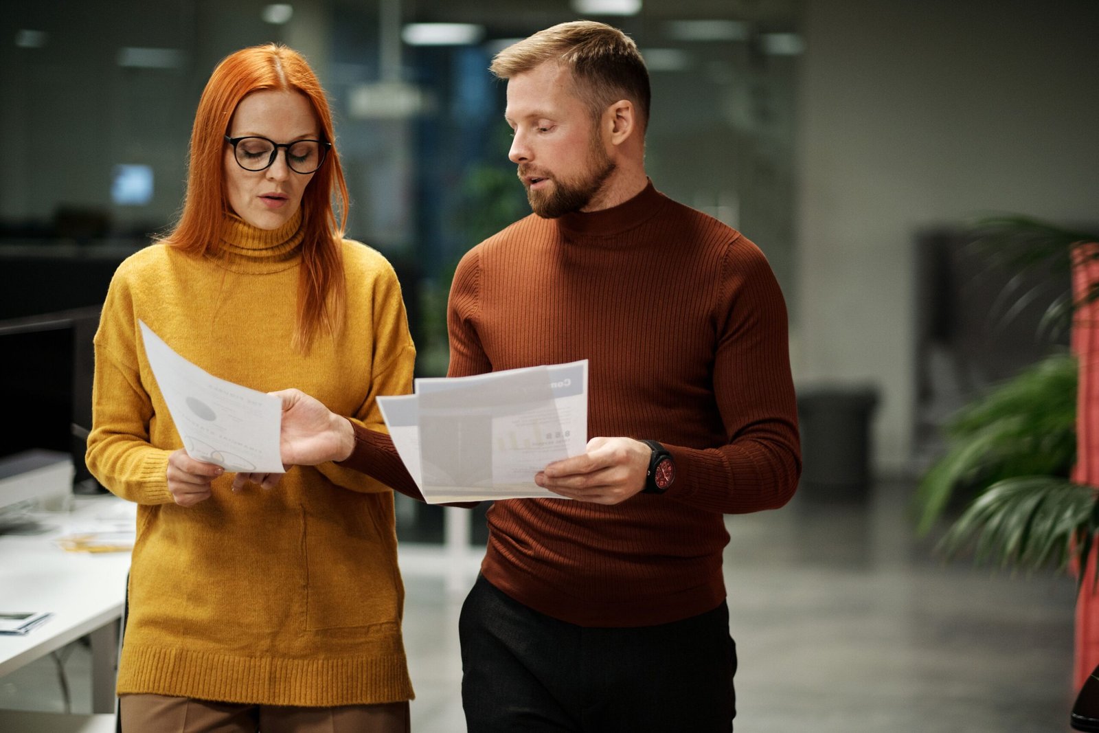 recruteur qui discute avec un collègue