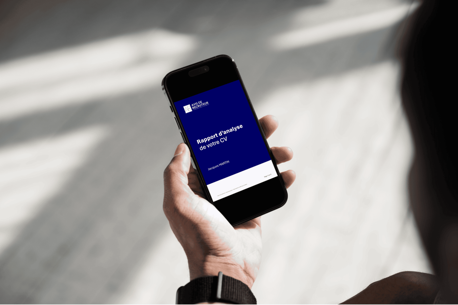 candidat qui reçoit le rapport d'évaluation de son cv sur son smartphone