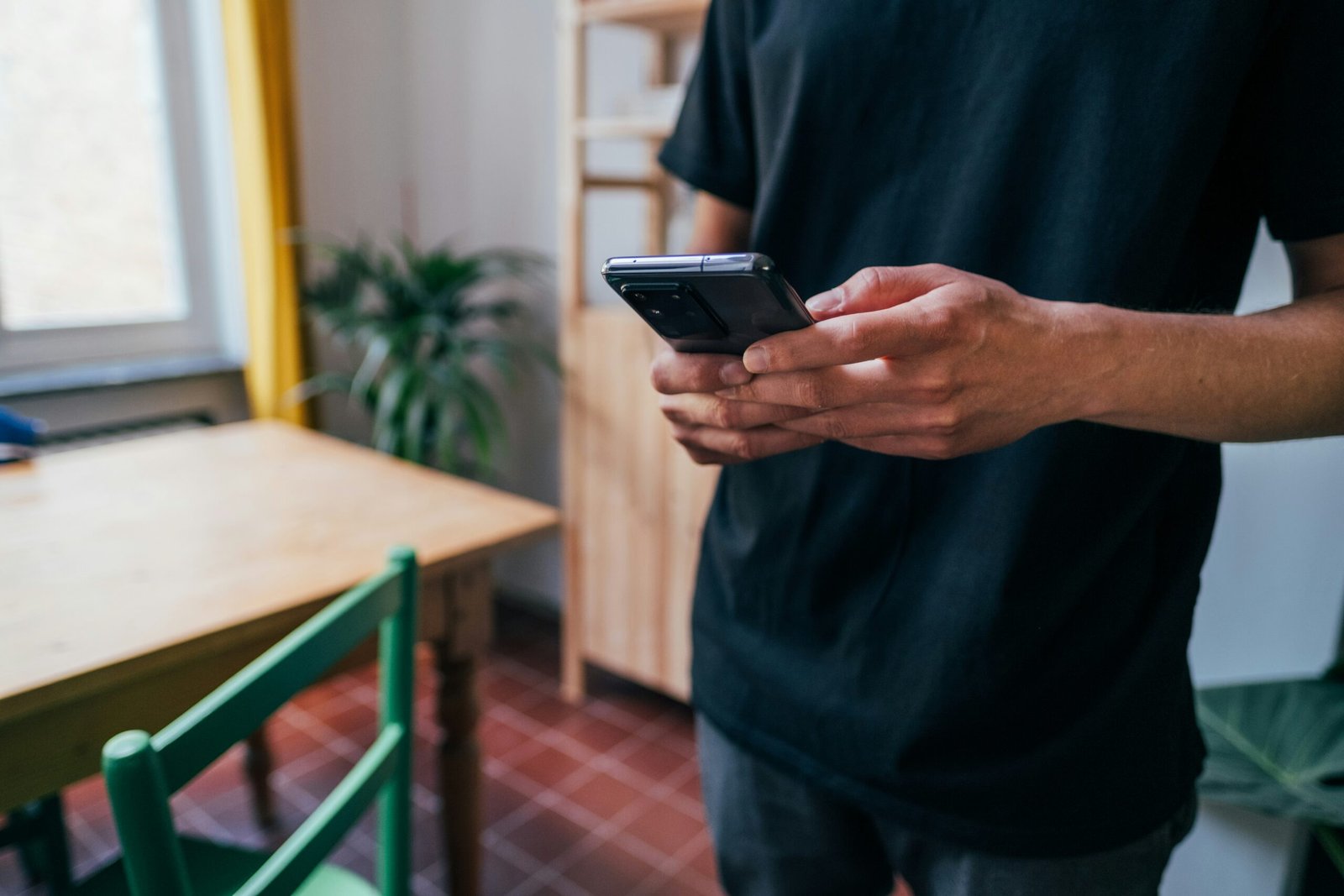 candidat qui consulte son cv sur son smartphone